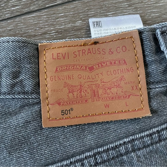 Levi's‎ 501 Cut off Button fly Jean
Shorts Grey W26 - Picture 9 of 10